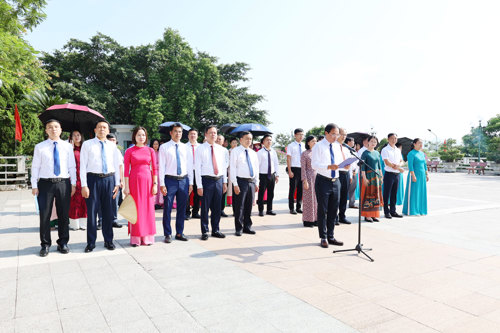 Đồng chí Đỗ Hùng Sơn - Phó Bí thư Đảng uỷ xã Tam Nông, Chủ tịch UBND xã, Bí thư Đảng uỷ UBND xã Tam Nông báo công trước tượng đài Bác Hồ