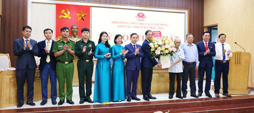 CLB hưu trí cấp ủy Tam Nông tặng hoa chúc mừng