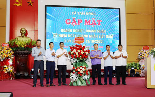 Lãnh đạo Tòa án Nhân dân, Viện Kiểm sát Nhân dân, Thi hành án khu vực IV tặng hoa chúc mừng