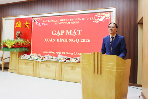 Đồng chí Đỗ Hùng Sơn - Phó Bí thư Đảng ủy, Chủ tịch UBND xã Tam Nông phát biểu tại buổi gặp mặt