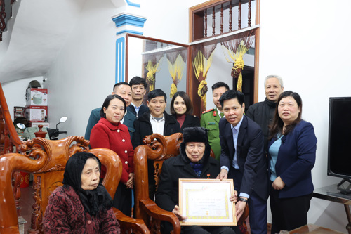 Đồng chí Nguyễn Tuấn Ngọc - PBT Thường trực Đảng ủy trao huy hiệu cho đồng chí Nguyễn Văn Thuý - Đảng viên chi bộ 13 (Dân Quyền) nhận Huy hiệu 65 năm tuổi đảng