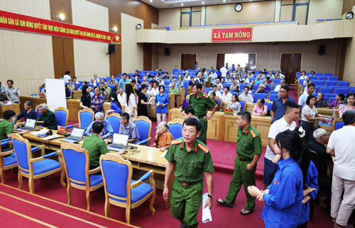 Toàn cảnh buổi thu nhận mẫu ADN tại Trung tâm Hội nghị xã Tam Nông