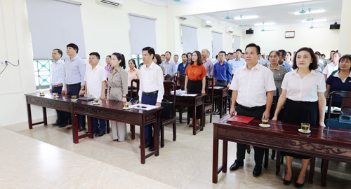 Các đại biểu và học viên thực hiện nghi lễ Chào cờ