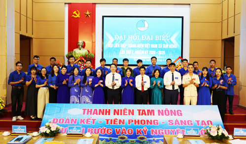 Các đại biểu chụp ảnh lưu niệm với 27 anh chị trong BCH Hội LHTN Việt Nam xã Tam Nông ra mắt tại Đại hội