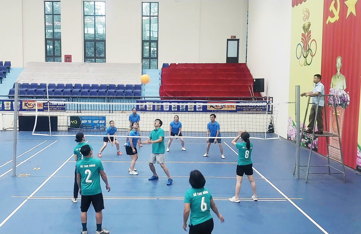 TĂNG CƯỜNG ĐOÀN KẾT QUA GIAO LƯU THỂ DỤC THỂ THAO CHÀO MỪNG ĐẠI HỘI MTTQ VÀ CÁC TỔ CHỨC CHÍNH TRỊ XÃ HỘI TRÊN ĐỊA BÀN XÃ TAM NÔNG.