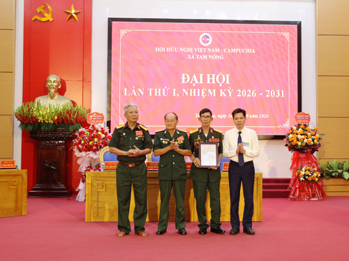 Đồng chí Nguyễn Tuấn Ngọc - Phó Bí thư Thường trực Đảng ủy xã trao Quyết định thành lập tại Đại hội