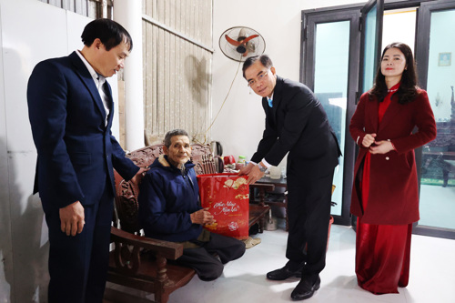 Bí thư Đảng ủy xã Quách Hải Lý tặng quà ông Từ Văn Chuyện khu 8 Hương Nộn