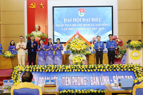 Lãnh đạo Tỉnh đoàn Phú Thọ tặng hoa chúc mừng Đại hội