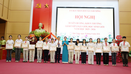 Phó Chủ tịch HĐND và Phó Chủ tịch UBND xã khen thưởng cho các em học sinh