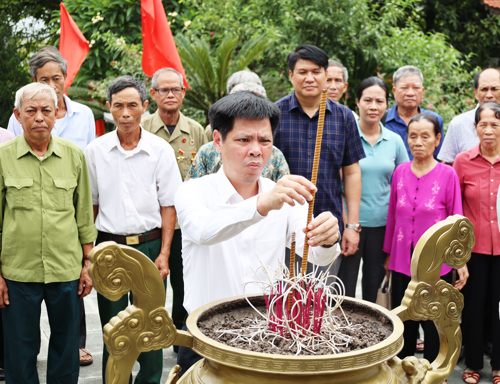 Đồng chí Nguyễn Tuấn Ngọc - Phó Bí thư Thường trực Đảng ủy xã Tam Nông thay mặt đoàn, dâng hương tại cây hương trước Nhà tưởng niệm Bác