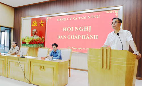 Đồng chí Quách Hải Lý - Bí thư Đảng uỷ, Chủ tịch HĐND xã chỉ đạo tại hội nghị BTV Đảng uỷ