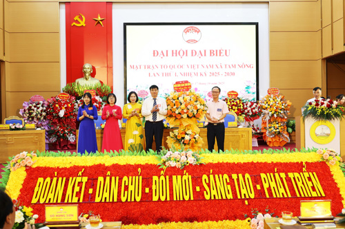 Ngân hàng CSXH Tam Nông chúc mừng