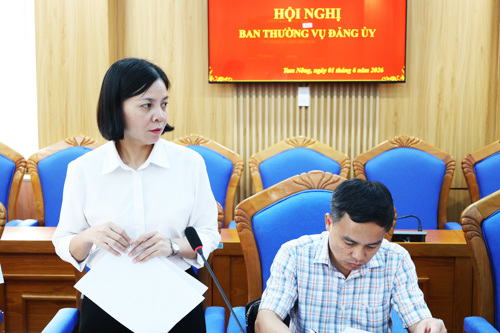 Đồng chí Cao Thị Thu Phương - UVBTV, Phó Chủ tịch UBND xã phát biểu tại hội nghị