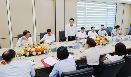 Đảng viên trong Chi bộ phát biểu thảo luận