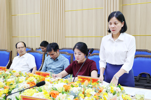Đồng chí Cao Thị Thu Phương - UVBTV, Phó Chủ tịch UBND xã phát biểu tại hội nghị