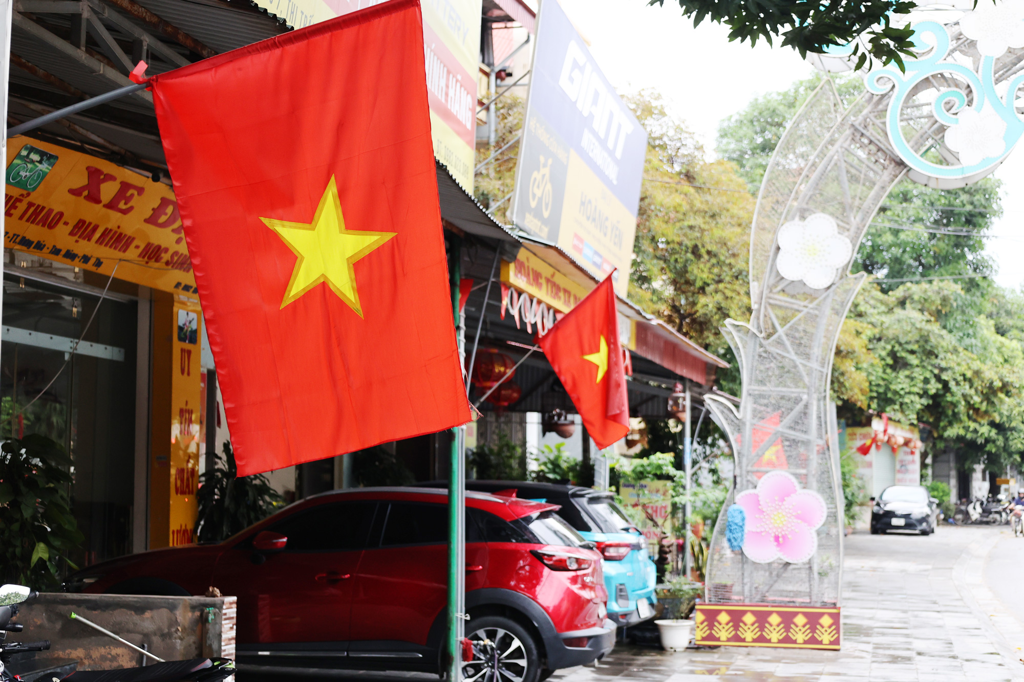 XÃ TAM NÔNG RỰC RỠ SẮC CỜ CHÀO MỪNG KỶ NIỆM 81 NĂM CÁCH MẠNG THÁNG TÁM VÀ QUỐC KHÁNH 2/9.