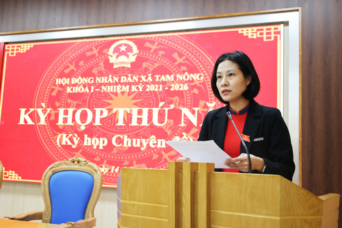 Đồng chí Nguyễn Thị Thu Trang - UVBTV, Phó Chủ tịch HĐND xã phát biểu tại kỳ họp
