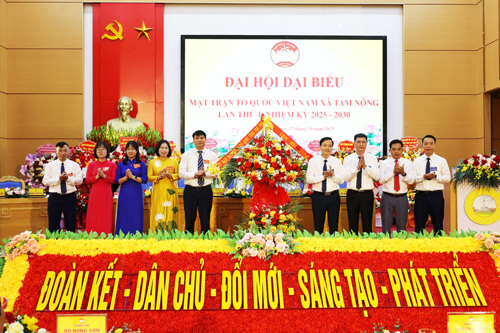 Ủy ban MTTQ tỉnh tặng hoa chúc mừng
