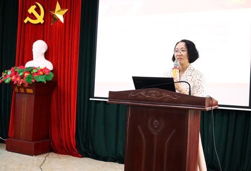 Thạc sỹ Hoàng Phương Thảo - Giảng viên chính Khoa Xây dựng Đảng Trường Chính trị tỉnh Phú Thọ trực tiếp truyền đạt các chuyên đề đến học viên