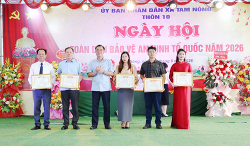 Đồng chí Bí thư Đảng ủy, Chủ tịch HĐND xã Quách Hải Lý khen thưởng 05 tập thể tại Ngày hội.