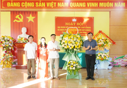 Thiếu tướng Đỗ Đình Thanh - Tư lệnh Binh chủng Tăng Thiết giáp (Người con của quê hương) tặng hoa chúc mừng.