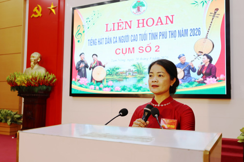 Đồng chí Lê Thị Thanh Tâm - ĐUV, Trưởng phòng Văn hóa - xã hội xã Tam Nông, Trưởng BGK nhận xét về chất lượng chuyên môn tại Liên hoan