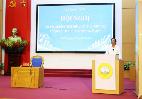 Đồng chí Đỗ Hùng Sơn - Phó Bí thư Đảng uỷ, Chủ tịch UBND xã phát biểu tại hội nghị