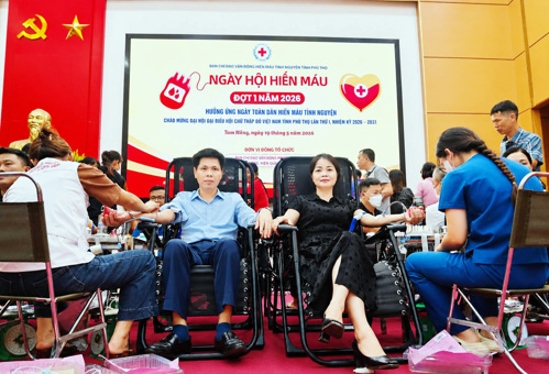 Đồng chí Nguyễn Tuấn Ngọc - Phó Bí thư Thường trực Đảng ủy cùng các đồng chí lãnh đạo xã Tam Nông trực tiếp tham gia hiến máu
