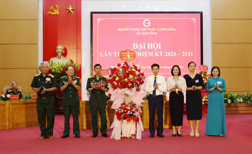 Đồng chí Nguyễn Tuấn Ngọc - Phó Bí thư Thường trực Đảng ủy xã Tam Nông phát biểu và tặng hoa chúc mừng