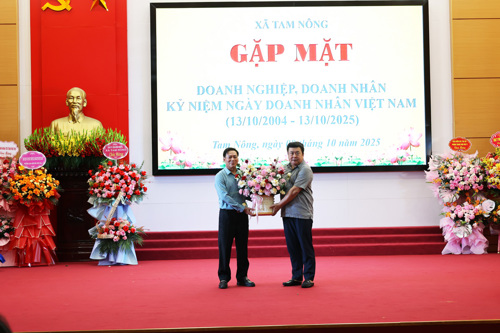 Ông Nguyễn Ngọc Hanh - Phó Trưởng Ban quản lý các khu công nghiệp tỉnh Phú Thọ tặng hoa chúc mừng Hội Doanh nghiệp Tam Nông
