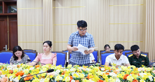 Đồng chí Nguyễn Khắc Long - UVBTV, Chủ tịch UBMTTQ xã phát biểu tại hội nghị