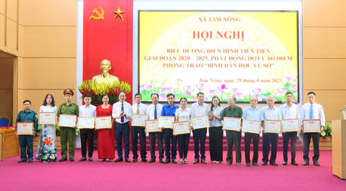 Khen thưởng cho các tập thể, cá nhân điển hình tiên tiến
