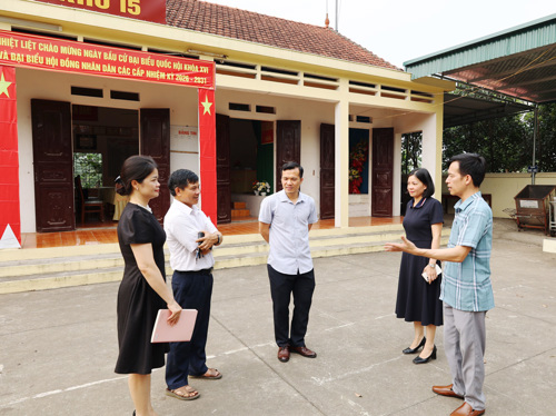 Lãnh đạo xã Tam Nông trao đổi với Trung tâm Tần số vô tuyến điện Khu vực VIII