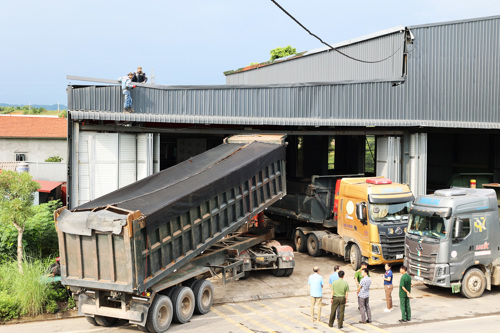 Gara ô tô Gia Huy tự giác tháo dỡ công trình dưới sự giám sát của lực lượng chức năng xã Tam Nông