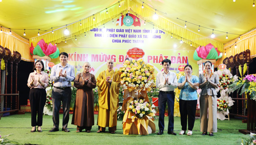 Đồng chí Nguyễn Tuấn Ngọc - PBT Thường trực Đảng ủy xã cùng các đồng chí trong BTV Đảng ủy, Thường trực HĐND, lãnh đạo UBND, UBMTTQ xã Tam Nông tặng hoa chúc mừng Đại Lễ Phật đản tại Chùa Phúc Thánh xã Tam Nông