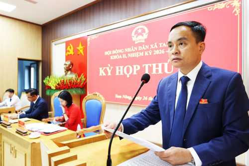 Đồng chí Nguyễn Ngọc Minh - UVBTV, Phó Chủ tịch UBND xã phát biểu tại kỳ họp
