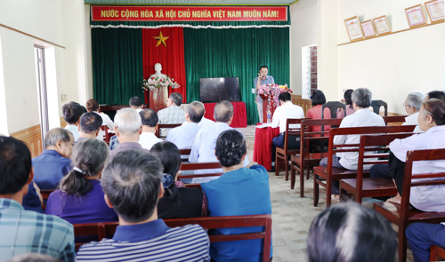 Toàn cảnh buổi sinh hoạt chi bộ Thôn 8