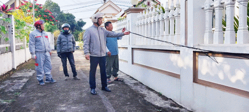 Tuyến cáp viễn thông rơi xuống hàng rào của nhà dân tại khu 4 Dân Quyền xã Tam Nông