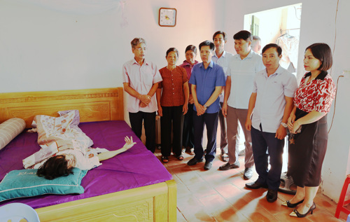 Đoàn công tác của Đảng ủy xã Tam Nông thăm hỏi và trao hỗ trợ đột xuất cho gia đình có hoàn cảnh đặc biệt khó khăn tại Thôn 10