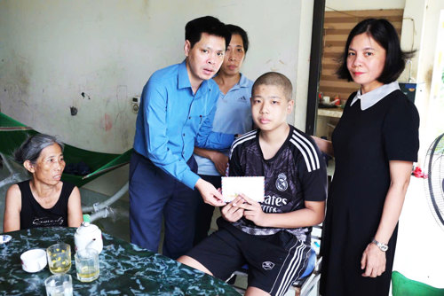 Đồng chí Nguyễn Tuấn Ngọc - Phó Bí thư Thường trực Đảng ủy xã thăm hỏi và tặng quà cho cháu Đỗ Tiến Lâm sinh năm 2012, trú tại Khu 8, hiện đang điều trị bệnh hiểm nghèo tại Hà Nội.