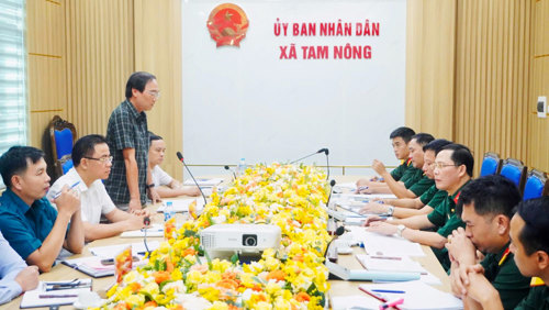 Đồng chí Đỗ Hùng Sơn - Phó Bí thư Đảng uỷ, Chủ tịch UBND xã phát biểu tại buổi làm việc