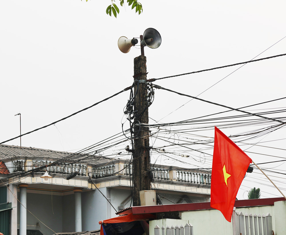 XÃ TAM NÔNG LÀM VIỆC VỚI TRUNG TÂM TẦN SỐ VÔ TUYẾN ĐIỆN KHU VỰC VIII VỀ VIỆC ĐĂNG KÝ VÀ SỬ DỤNG TẦN SỐ VÔ TUYẾN ĐIỆN.