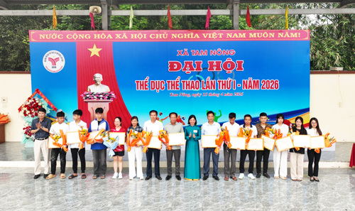 Đồng chí Cao Thị Thu Phương - UVBTV, Phó Chủ tịch UBND xã, Trưởng BTC Đại hội và đại diện Phòng Thể thao của Sở Văn hóa trao tặng Giải Ba cho các nội dung thi đấu tại Đại hội