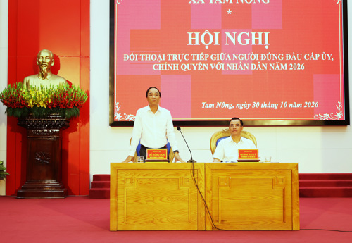 Đồng chí Đỗ Hùng Sơn - Phó Bí thư Đảng ủy, Chủ tịch UBND xã giải đáp các kiến nghị của Nhân dân