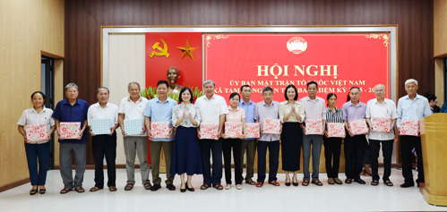 Lãnh đạo xã Tam Nông tặng quà chia tay các đồng chí thôi không tham gia công tác
