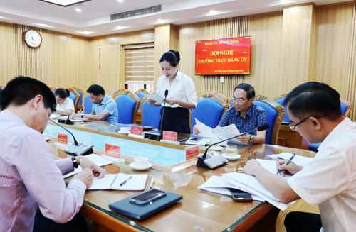 Đồng chí Nguyễn Thị Thu Trang - UVBTV, Phó Chủ tịch HĐND xã phát biểu tại hội nghị