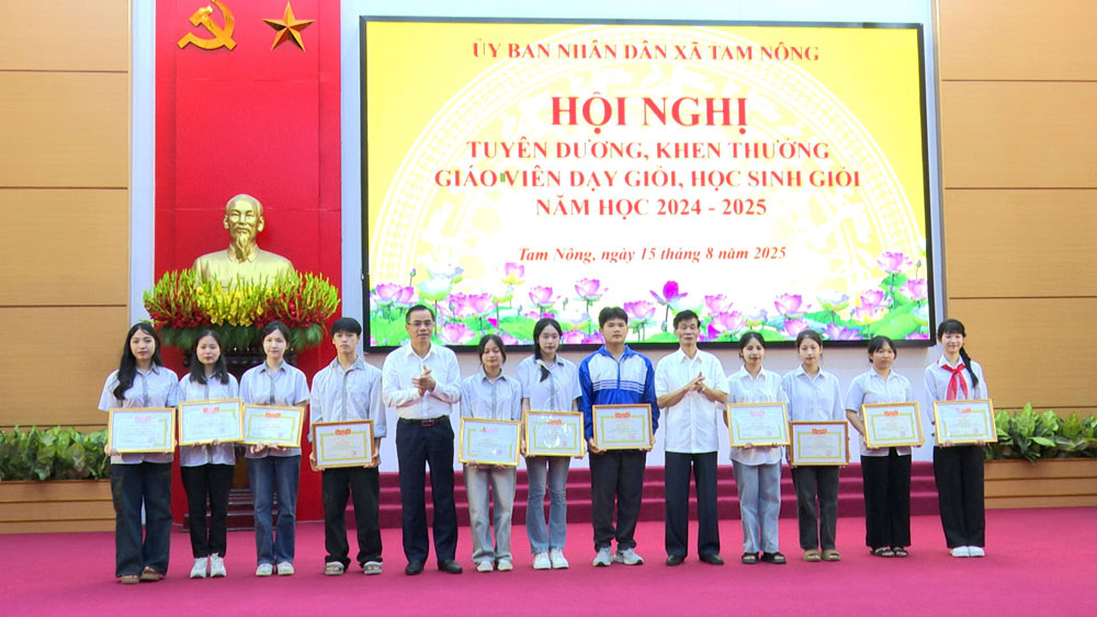 Xã Tam Nông tổ chức hội nghị tuyên dương khen thưởng giáo viên dạy giỏi, học sinh giỏi và triển khai nhiệm vụ năm học 2025-2026.