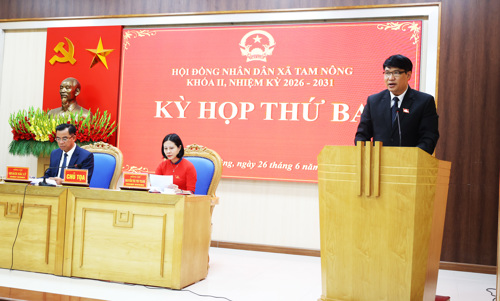 Đồng chí Nguyễn Khắc Long - UVBTV, Chủ tịch UBMTTQ xã phát biểu tại kỳ họp