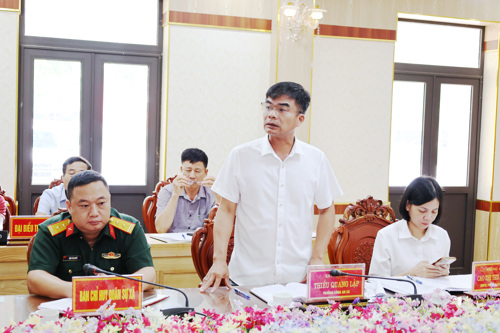 Lãnh đạo Công an xã phát biểu tại hội nghị