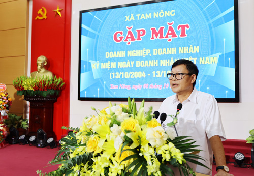 Ông Nguyễn Quang Huy - Giám đốc Công ty Cổ phần tập đoàn VN Home, Phó Chủ tịch Hội Doanh nghiệp xã Tam Nông phát biểu tại buổi gặp mặt
